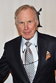 Wayne Rogers plays Capt. 'Trapper John' McIntyre on Mash